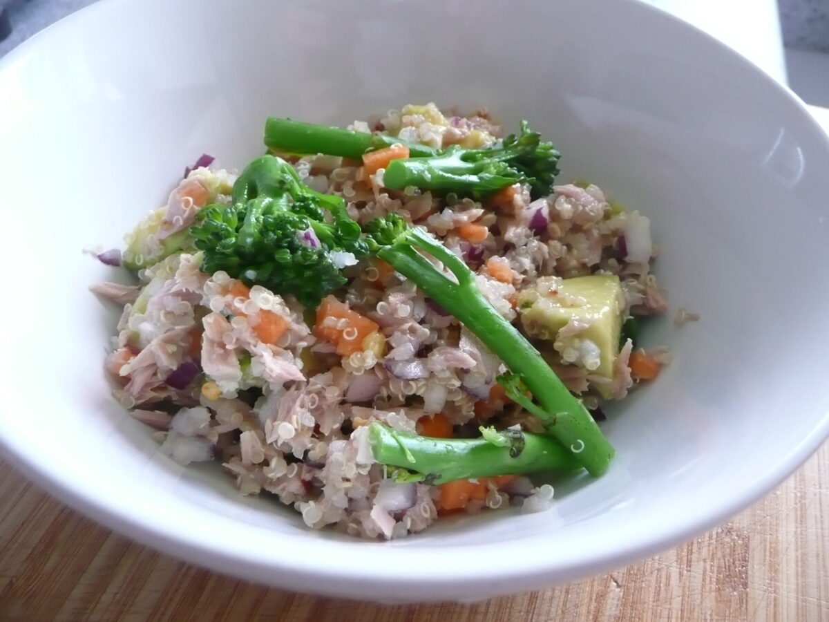 Quinoa with tuna, avocado and broccoli